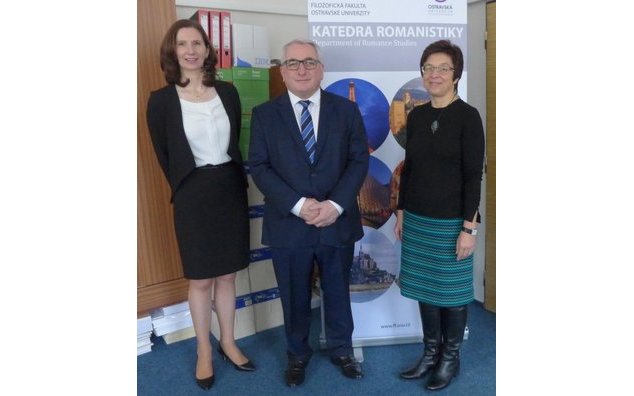 Mme Zuzana Honová, directrice du département de français, M. Charles Malinas, Ambassadeur de France en République tchèque, et Mme Renata Tomášková, vice–rectrice de l'Université d'Ostrava.
